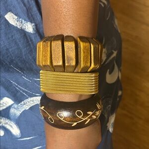 Source Unknown Gold and Brown Bracelet Set

3 pieces